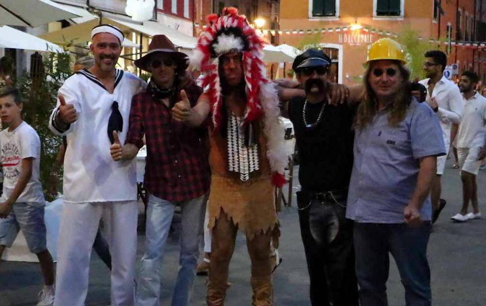 Tutti in bianco a cena in centro Altra serata da lode 