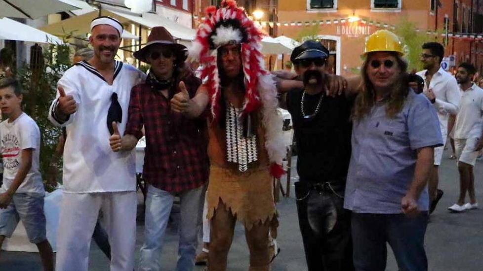 Tutti in bianco a cena in centro Altra serata da lode