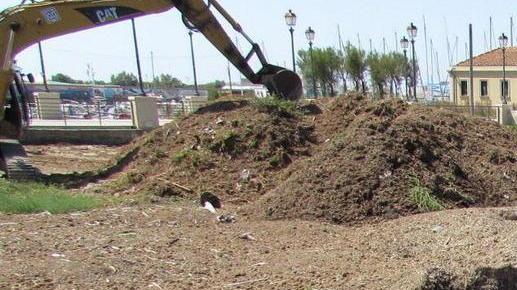 Scoglio della Regina ruspa in spiaggia per togliere le alghe