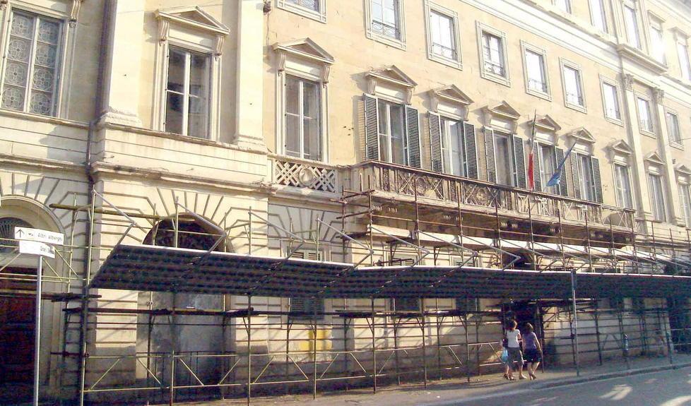 Sospesa dal servizio una cancelliera 