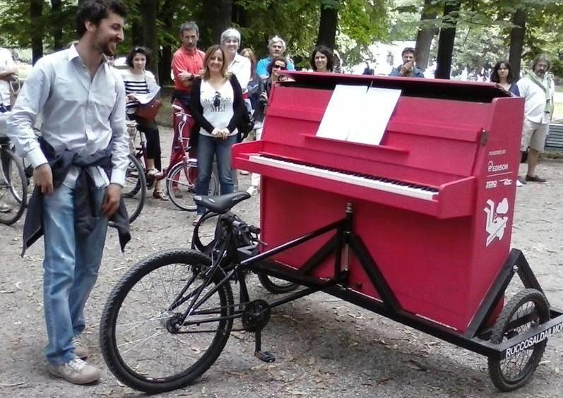 Daniele, l’estate pedalando con la “bici-pianoforte” 