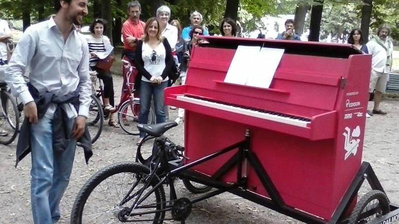 Daniele, l’estate pedalando con la “bici-pianoforte”