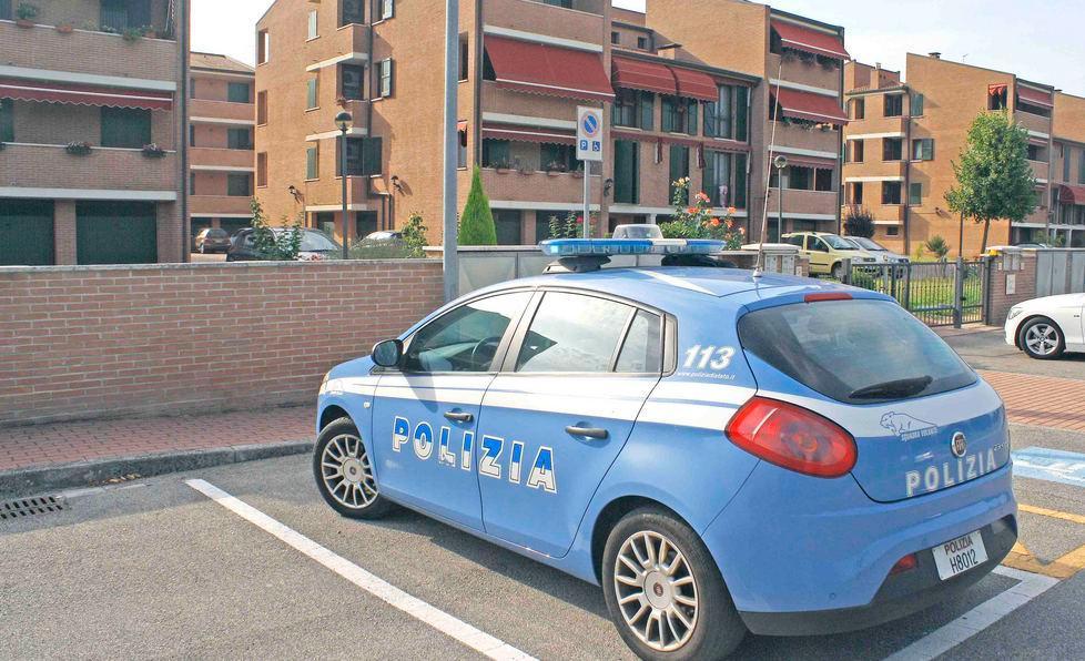 Legata e imbavagliata svuotano la cassaforte 