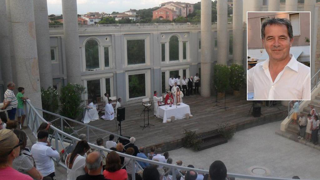 Una manifestazione religiosa nel teatro di Porto Rotondo (nel riquadro il sindaco Settimo Nizzi)