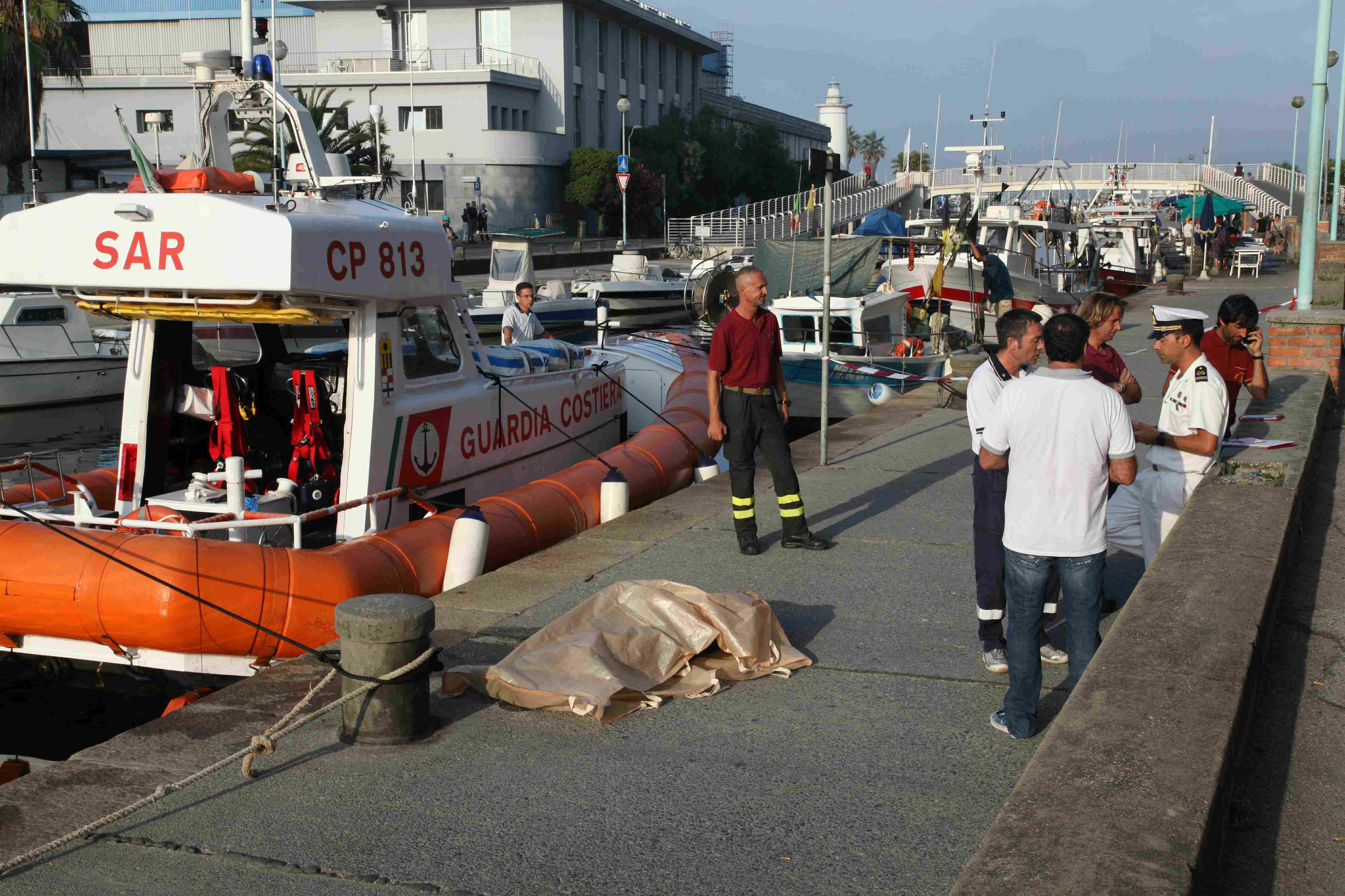 Il corpo dell'uomo ritrovato nel canale Burlamacca