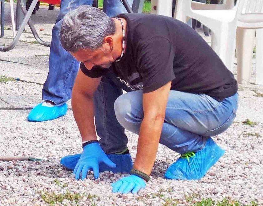 E ora è caccia all’uomo che ha fornito la pistola 