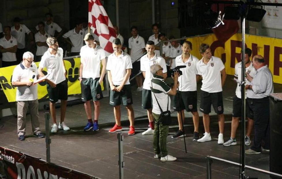 Pontedera abbraccia i granata, festa in piazza per la squadra di Indiani 