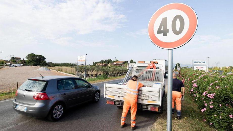 Gli operai della Provincia di Pistoia hanno appena posizionato i nuovi cartelli sulla provinciale (foto Nucci)