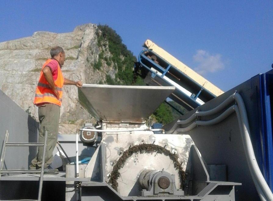 Una fase della lavorazione nell’impianto di compostaggio di Tana Termini (Foto d’archivio)