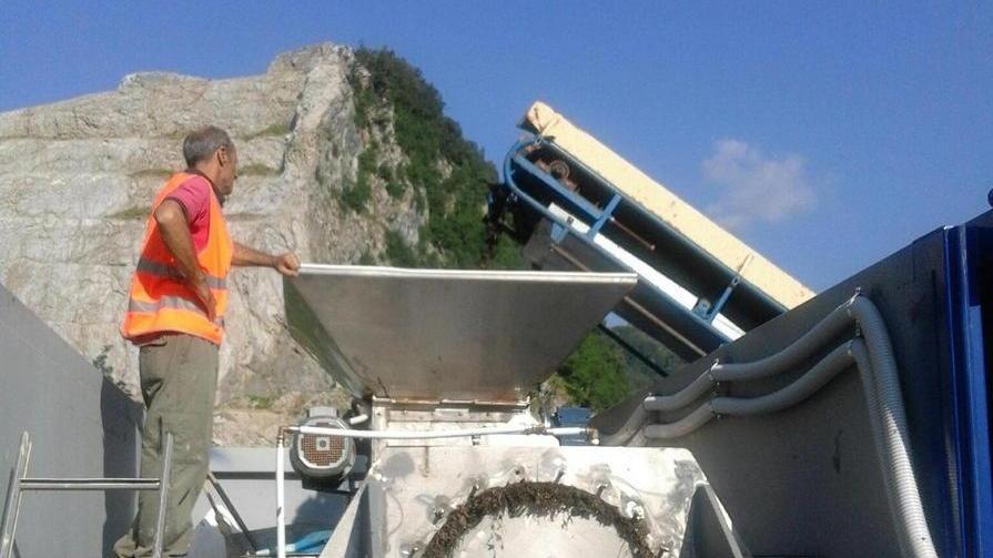 Una fase della lavorazione nell’impianto di compostaggio di Tana Termini (Foto d’archivio)