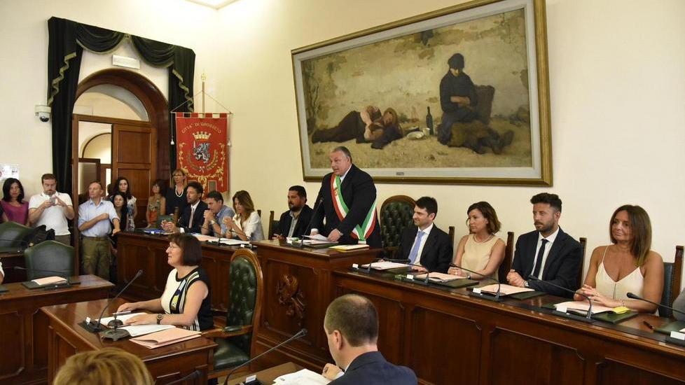 Il sindaco Vivarelli Colonna nella sala consiliare il giorno del suo insediamento (Foto Bf)