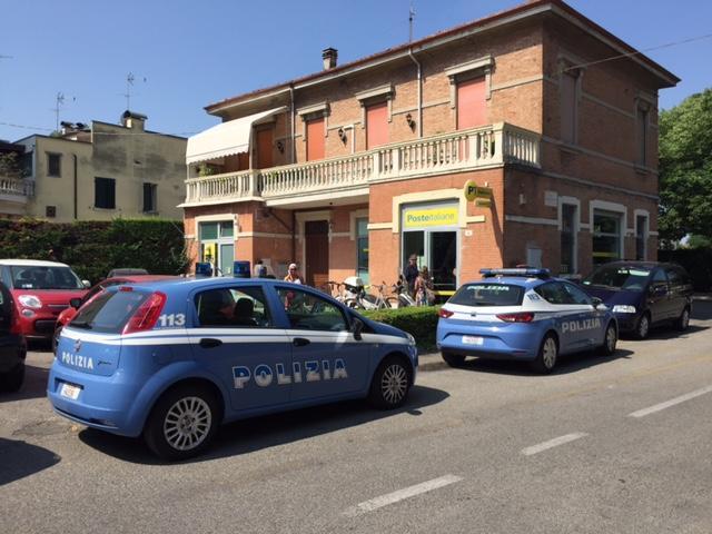 La Polizia davanti all'uffcio postale di via San Maurelio