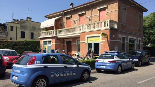 La Polizia davanti all'uffcio postale di via San Maurelio