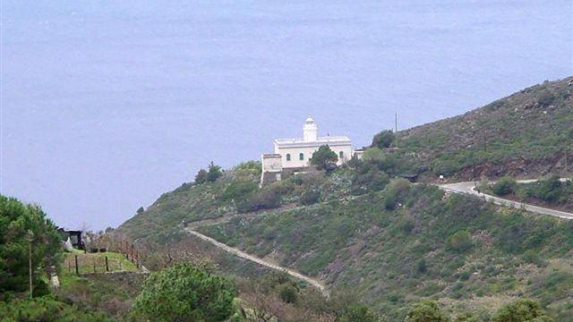 Il faro di Punta Polveraia