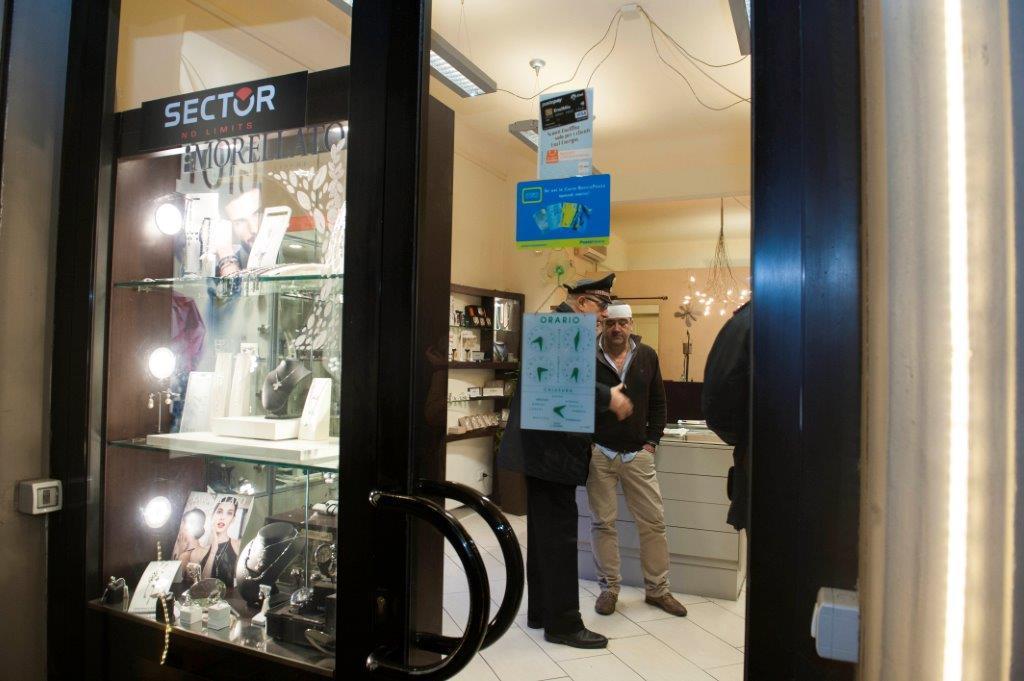 L'oreficeria Aldo Gioielli dopo la rapina