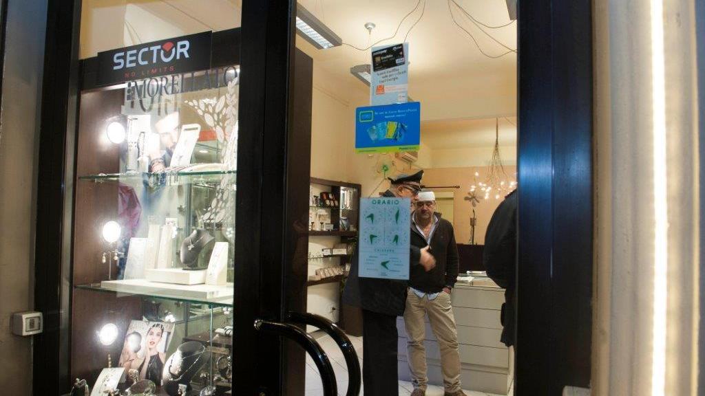 L'oreficeria Aldo Gioielli dopo la rapina