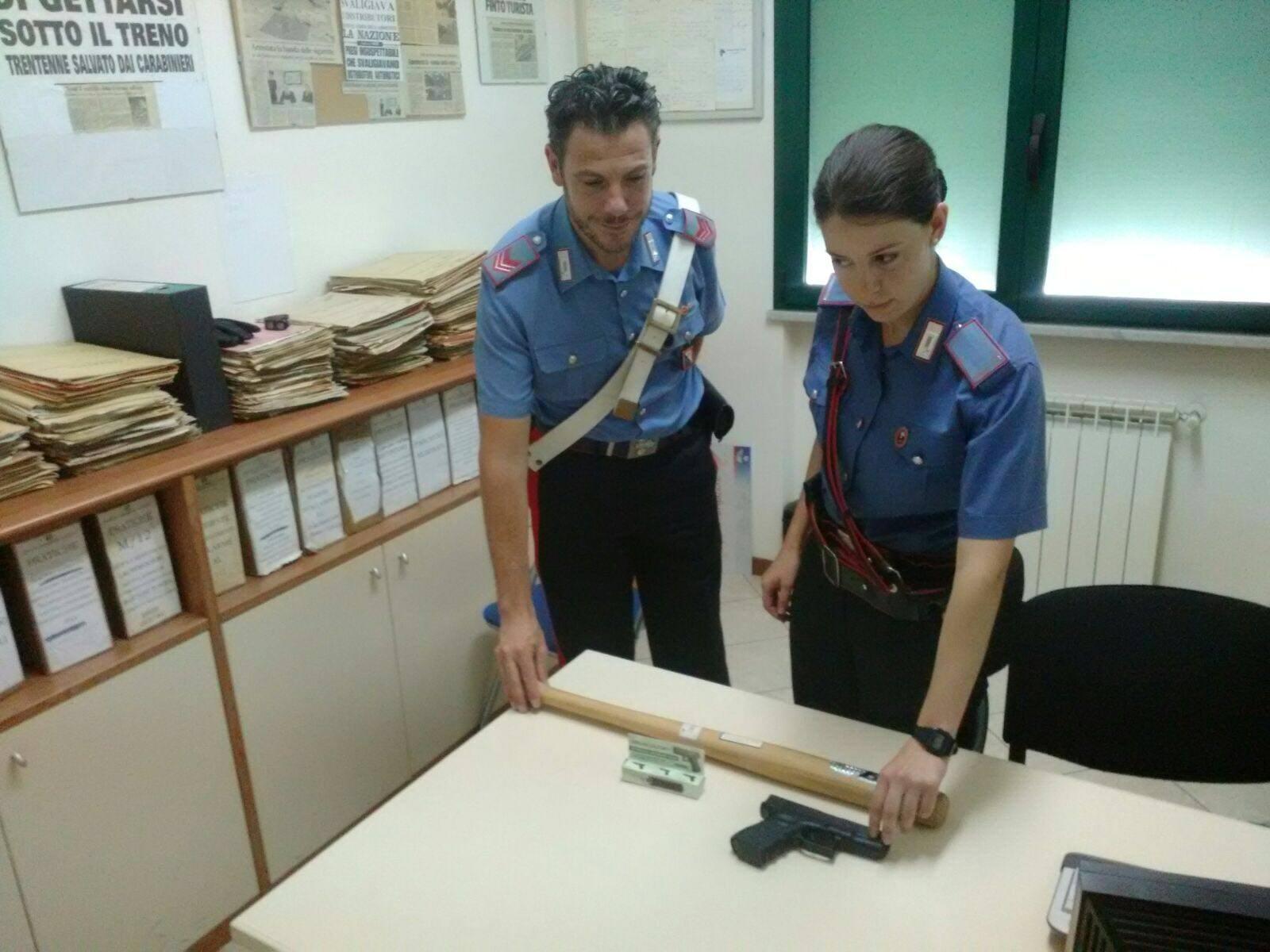 I carabinieri di Querceta mostrano la pistola e la mazza sequestrate