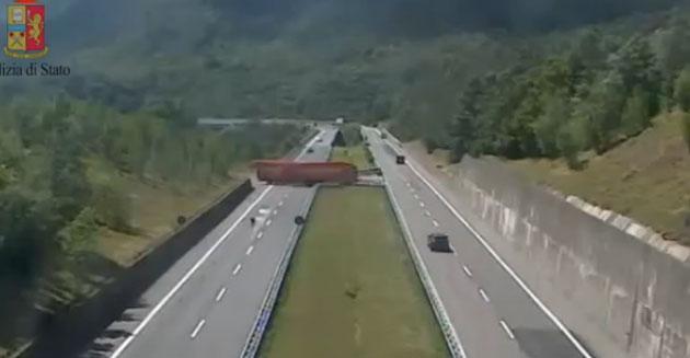 Il Tir durante la manovra