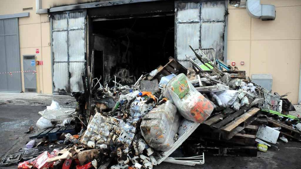 Un incendio al bazar cinese a Turigliano