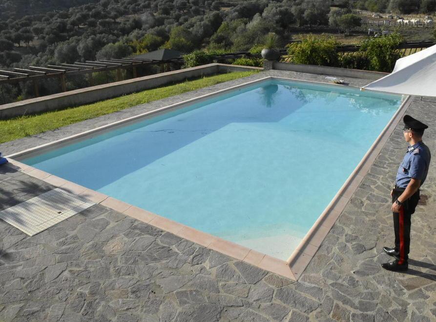Annega nella piscina, trovato dopo ore 