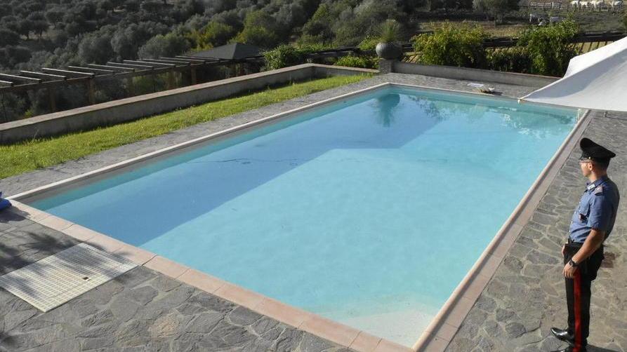 Annega nella piscina, trovato dopo ore