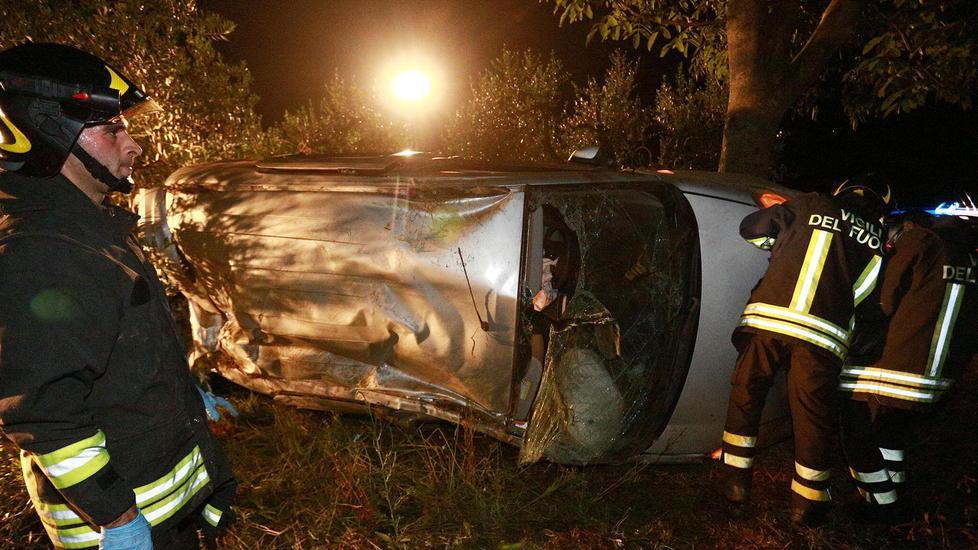 Auto fuori strada, sei giovani feriti