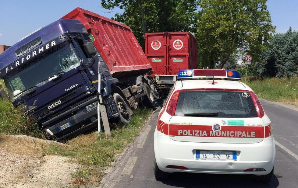 Camion nel fosso, bloccata la 429 