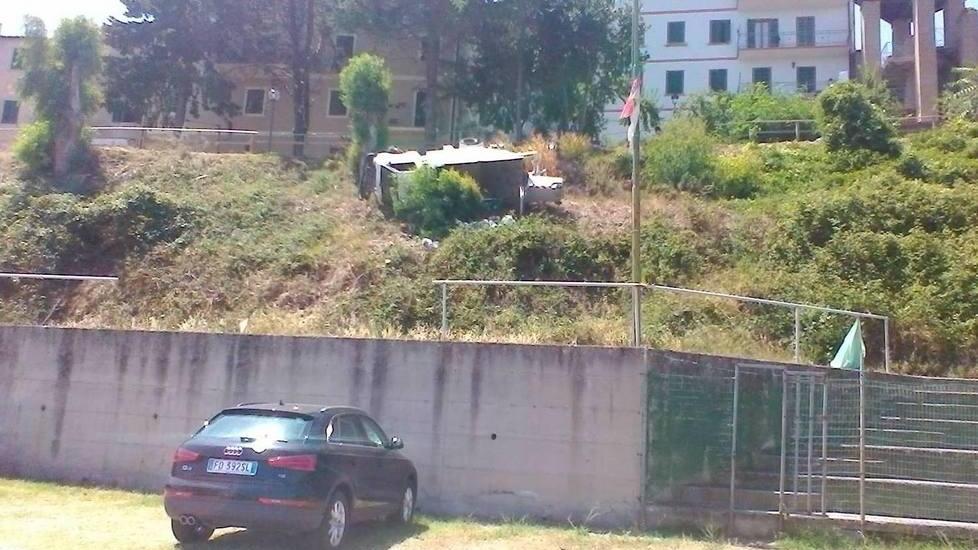 Camioncino Esa giù nella scarpata