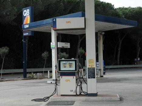 Cambiano la serratura dopo il colpo al distributore