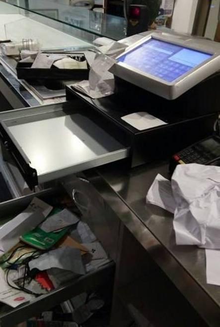 Sfondano il muro e svaligiano il bar per la quarta volta 