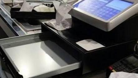 Sfondano il muro e svaligiano il bar per la quarta volta