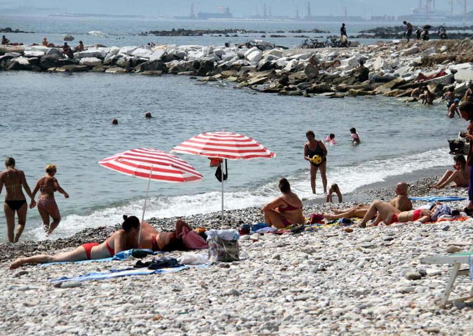 Alga tossica, si sentono male in dieci 