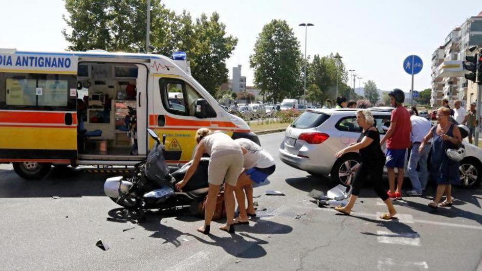 Passa col rosso e travolge lo scooter