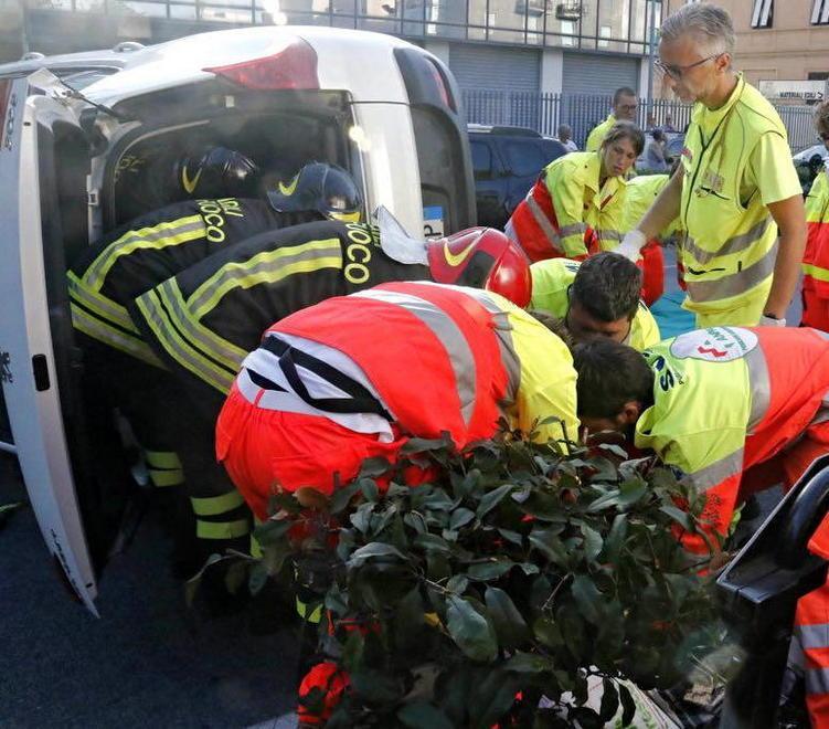 Traffico ko sul viale Nievo per un’auto cappottata 