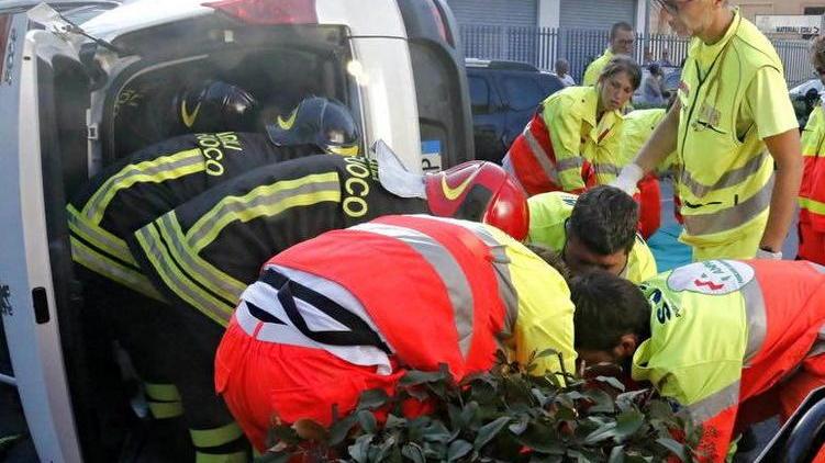 Traffico ko sul viale Nievo per un’auto cappottata