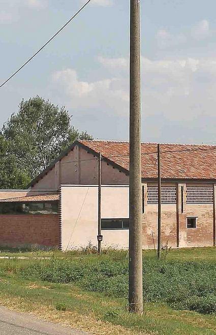 Fuori pericolo il muratore caduto da una tettoia