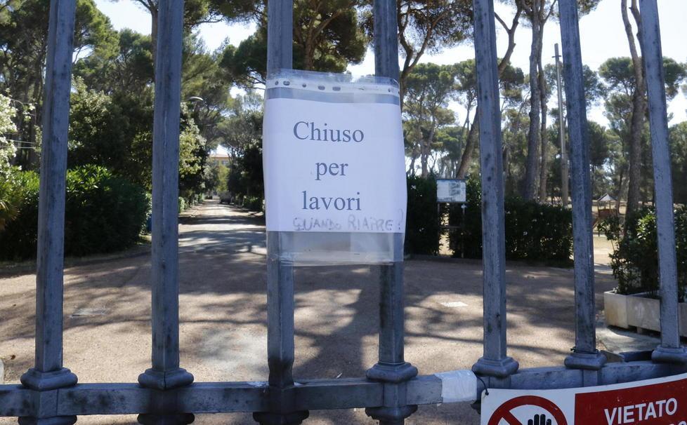 Amianto nel parco, centinaia di genitori e la preside protestano: vogliamo rassicurazioni 
