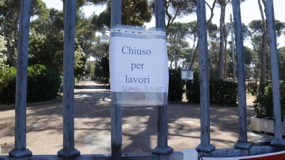 Amianto nel parco, centinaia di genitori e la preside protestano: vogliamo rassicurazioni