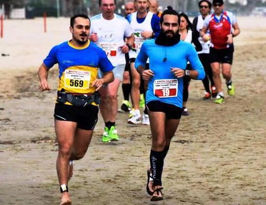 Piedi nudi o sandali: Paolo Iavagnilio racconta la corsa naturale. Ecco i benefici di togliersi le scarpe 