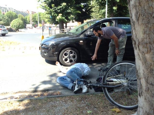 Il ciclista mentre viene soccorso subito dopo essere stato investito (Foto Batavia)