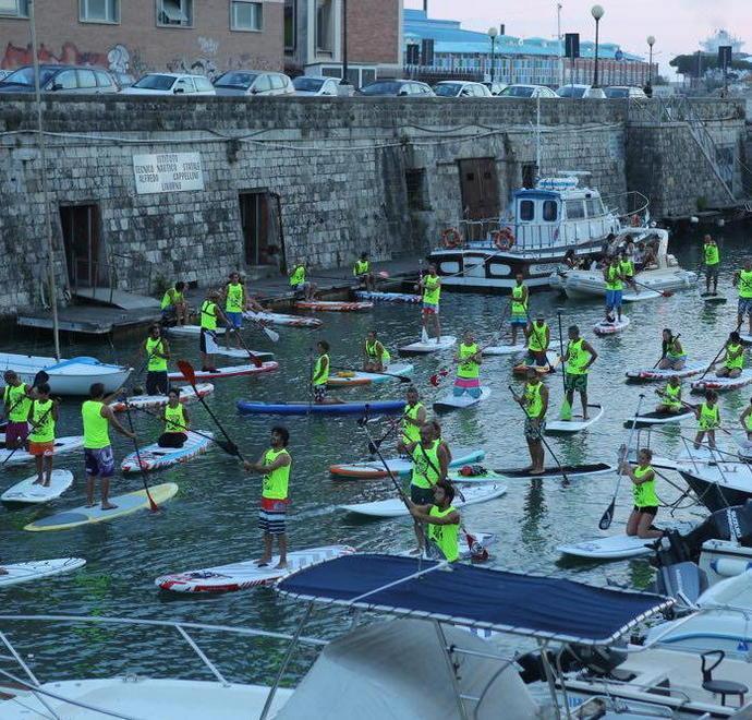 La parata dei sup lungo i Fossi apre Effetto Venezia