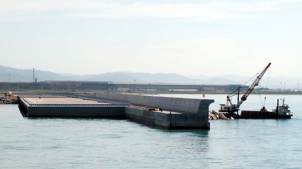 Una delle nuove banchine del porto di Piombino (foto Paolo Barlettani)