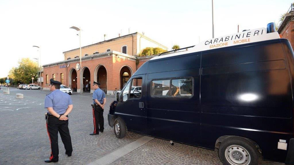 Controlli dei carabinieri nella zona della stazione