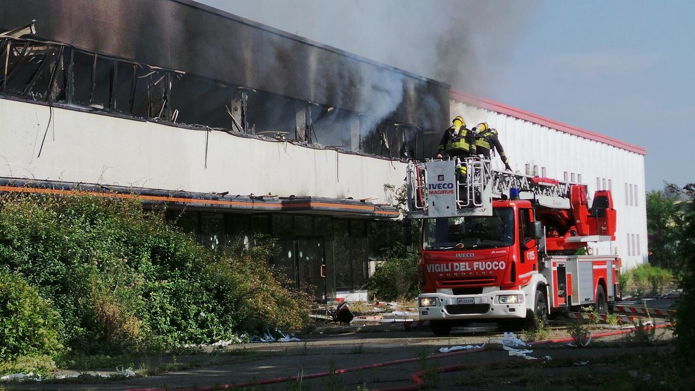 I vigili del fuoco impegnati a spegnere le fiamme a Ubersetto