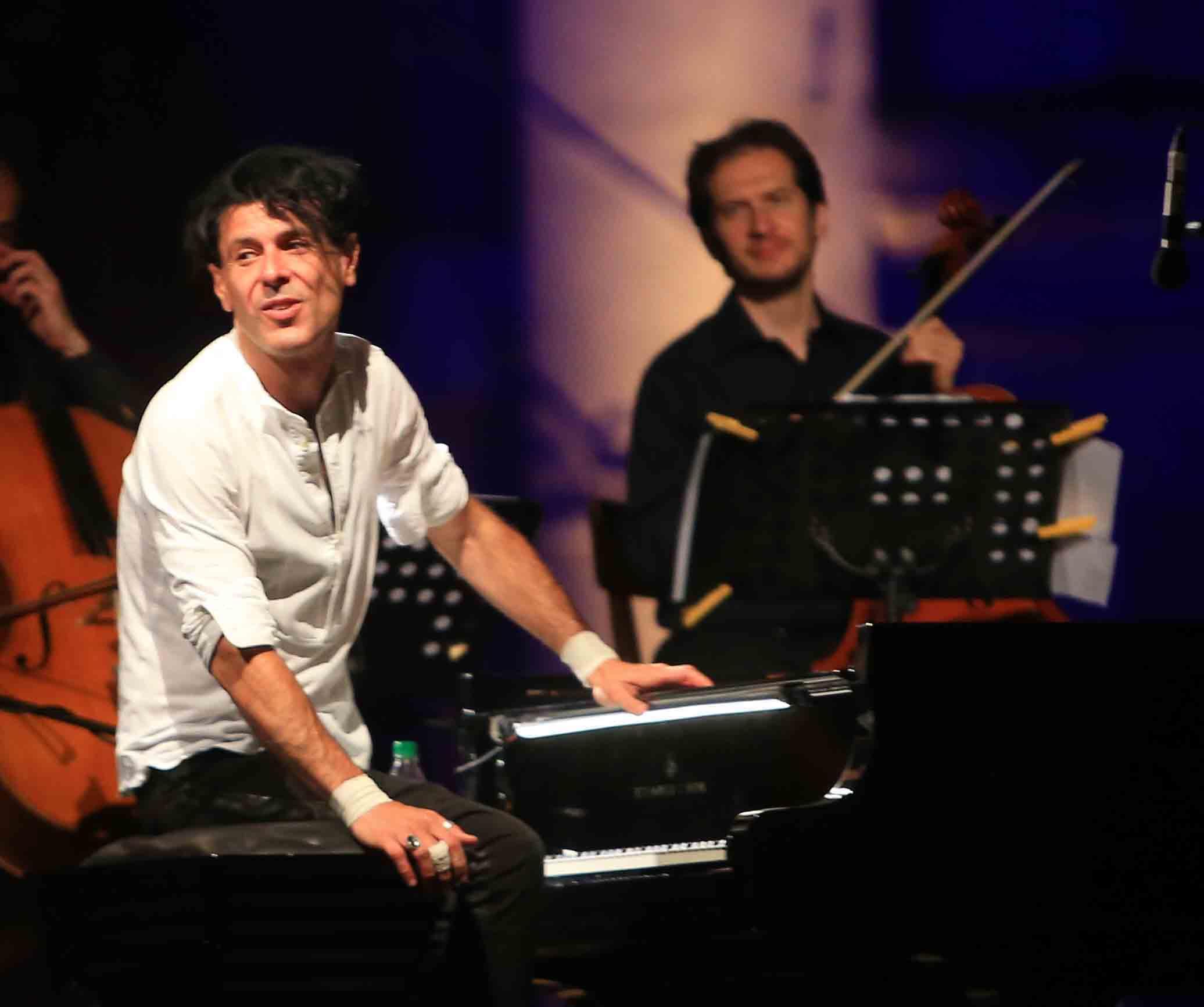 Ezio Bosso incanta Gualtieri con musica e parole 