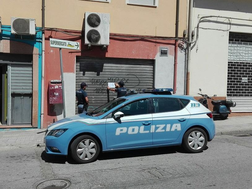 Gli agenti impegnati a mettere i sigilli al circolo Ichnos 