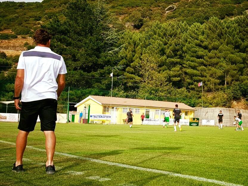 MIster Mignani segue l'allenamento dell'Olbia ad Arizto