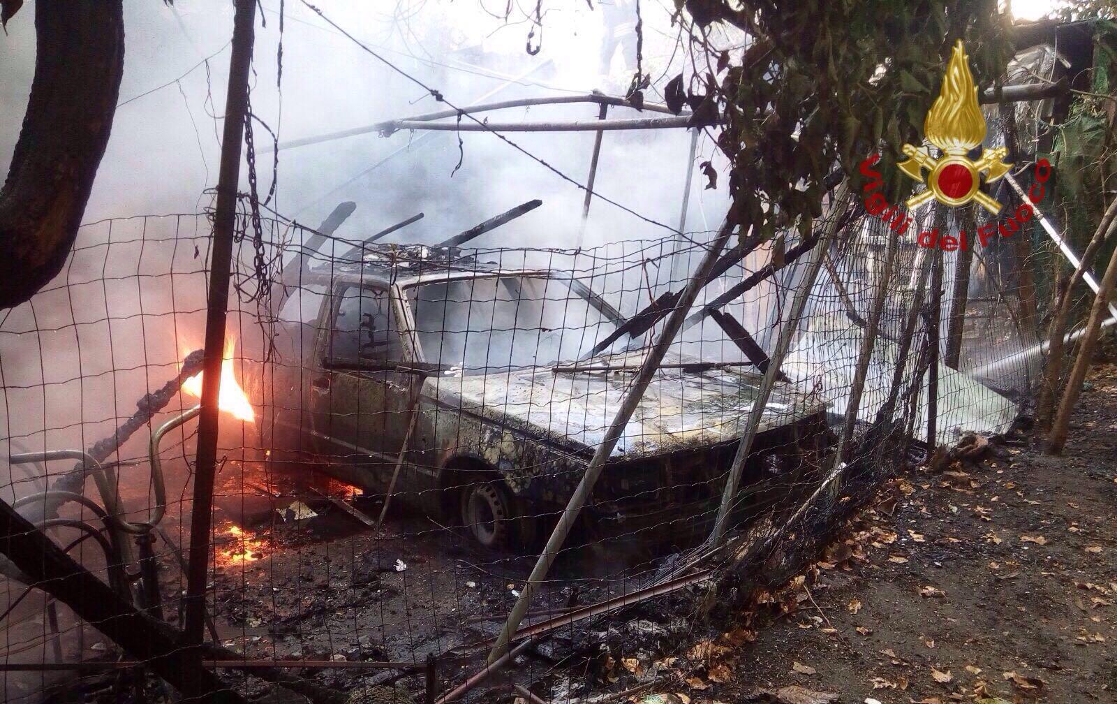 La baracca e l'auto distrutte nel rogo