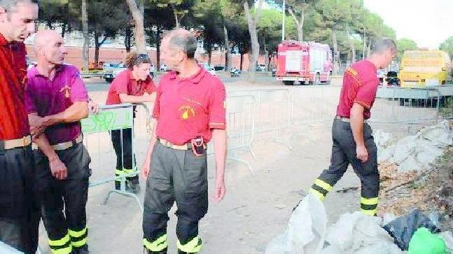 I vigili del fuoco e i sacchi trovati in via Dorsale vicino al Pignone