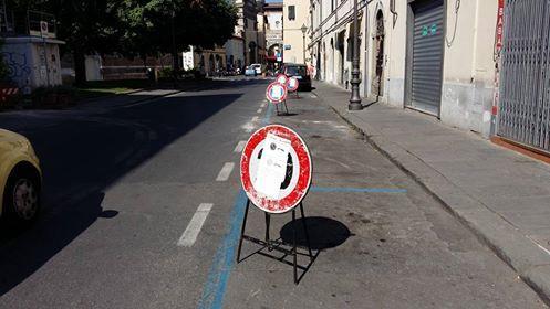 I parcheggi chiusi alle auto per un cantiere che sarebbe iniziato solo il giorno dopo